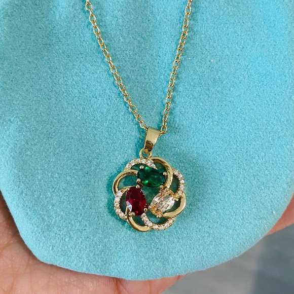 ✨SOLD OUT✨18K Gold Flower Charm Necklace✨ - Picture 2 of 3